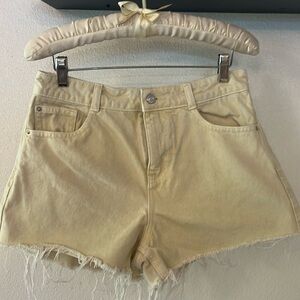 Zara Women’s Pale Yellow Mid-Rise Denim Shorts Size 4